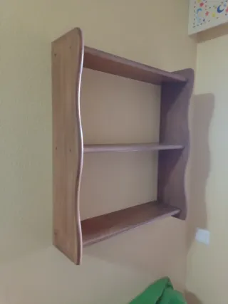 Estantería de madera para colgar