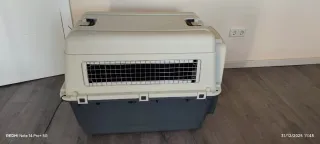 Transportín perro mediano beige y gris.