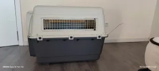 Transportín perro mediano beige y gris.