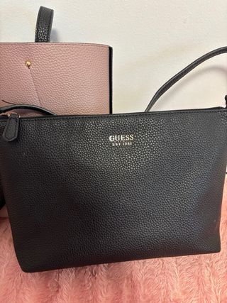 Bolso Guess reversible negro y rosa