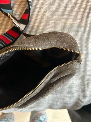 Bolso bandolera ante gris con correa multicolor