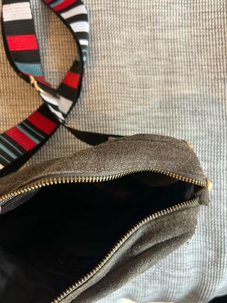 Bolso bandolera ante gris con correa multicolor