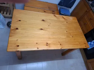 Mesa de madera para cocina con dos banquetas