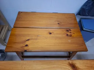 Mesa de madera para cocina con dos banquetas