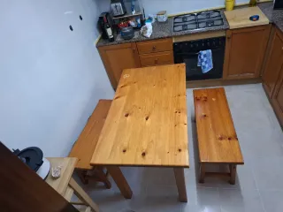 Mesa de madera para cocina con dos banquetas