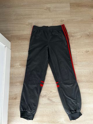 Conjunto Adidas: Pantalón y 2 Camisetas + landyard