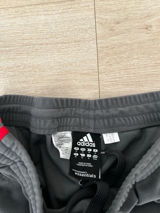 Conjunto Adidas: Pantalón y 2 Camisetas + landyard