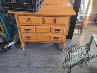 Mesa baja de cristal y madera