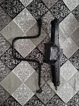 Gato mecánico para coche con manivela