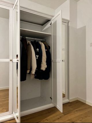 Armario blanco con puertas de espejo