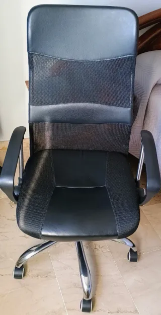 Silla de oficina ergonómica negra