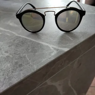 Occhiali da sole neri e oro