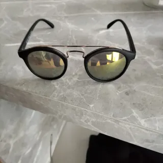 Occhiali da sole neri e oro