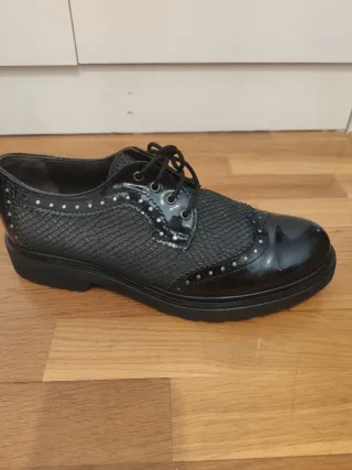 Zapatos planos negros de cordones