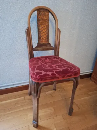 Sillas de madera con asiento de terciopelo