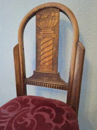 Sillas de madera con asiento de terciopelo