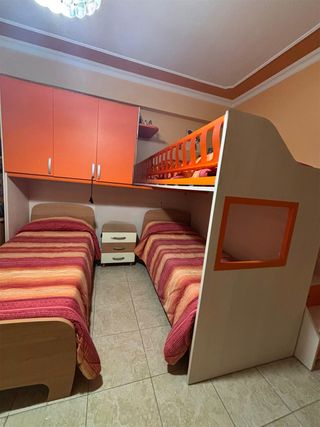 Cameretta a castello con armadio e comodini