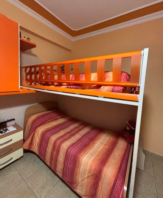 Cameretta a castello con armadio e comodini