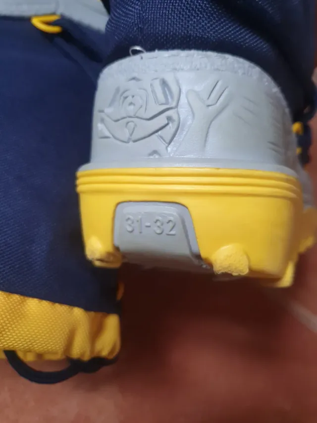 Botas de nieve azules y amarillas