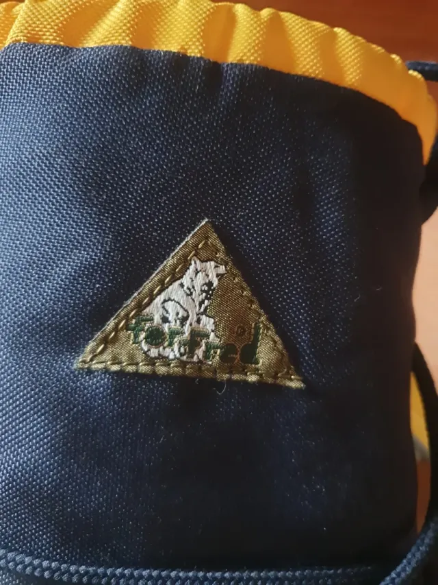 Botas de nieve azules y amarillas