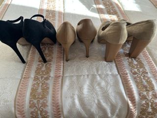 Zapatos de tacón beige y negros