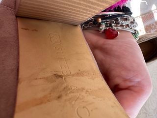 Zapatos de tacón beige y negros