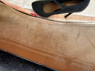 Zapatos de tacón beige y negros