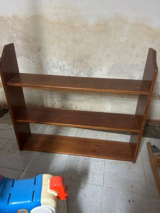 Estantería de madera marrón