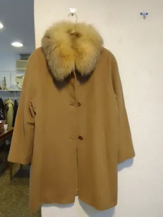 Abrigo Vestal Beige con Cuello de Pelo