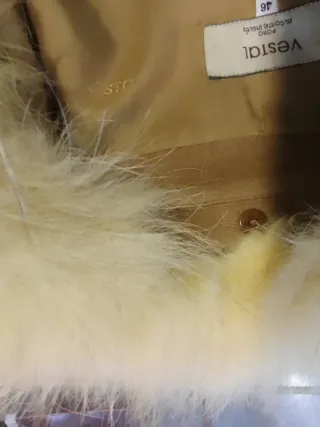 Abrigo Vestal Beige con Cuello de Pelo