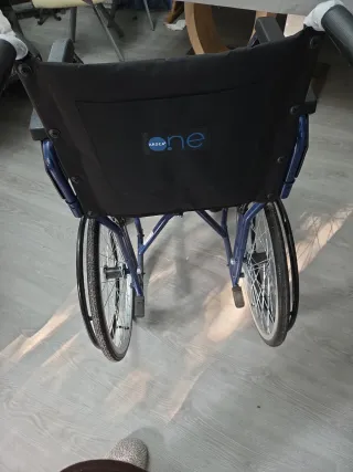 Silla de ruedas azul plegable