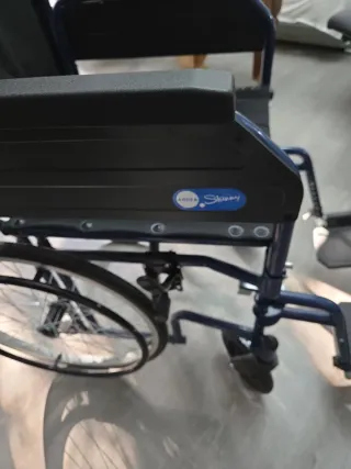 Silla de ruedas azul plegable