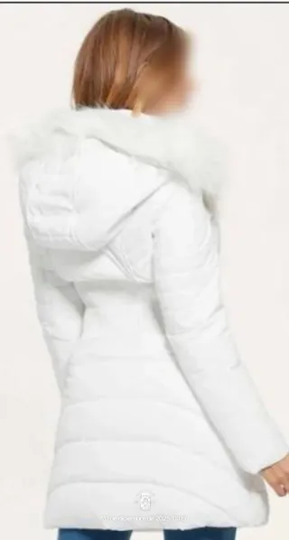 Abrigo GUESS blanco con capucha de pelo.