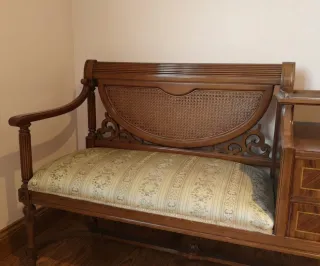 Sillón clásico con cajonera y ratán