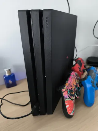 Consola PS4 Pro Negra + 14 Juegos+4 mandos