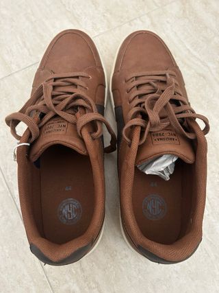 Zapatillas Marrones y Blancas