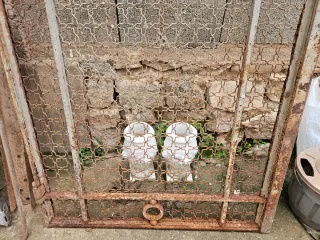 Puerta antigua de hierro forjado