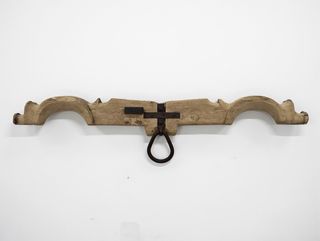 Yugo antiguo de madera y metal