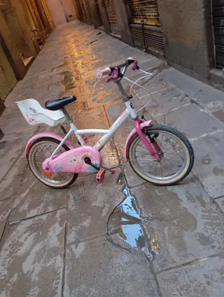 Bicicleta infantil rosa y blanca