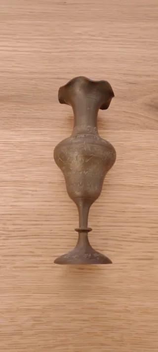 Vaso indiano in metallo decorato