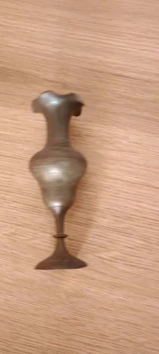 Vaso indiano in metallo decorato