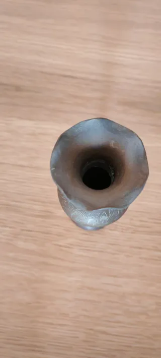 Vaso indiano in metallo decorato