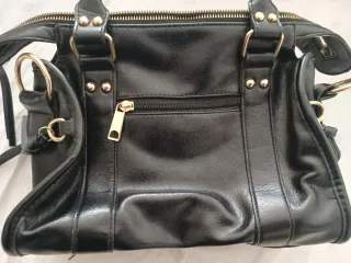 Borsetta nera con dettagli oro