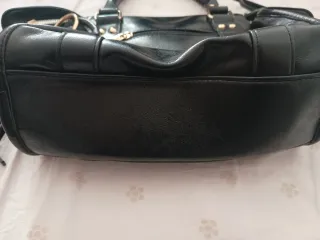 Borsetta nera con dettagli oro