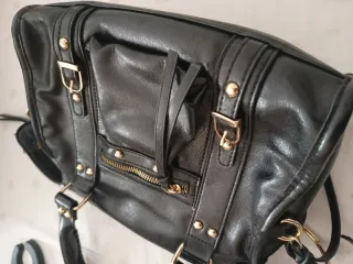 Borsetta nera con dettagli oro