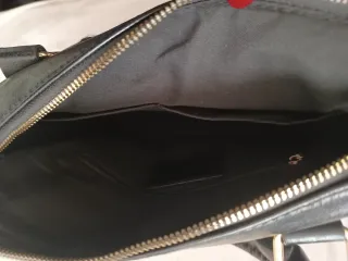 Borsetta nera con dettagli oro