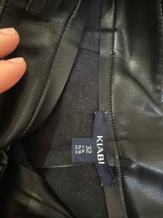 Pantalón de cuerina negro