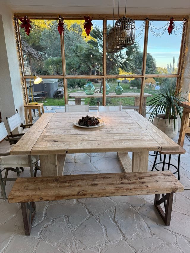 Mesa familiar artesanal de madera reciclada