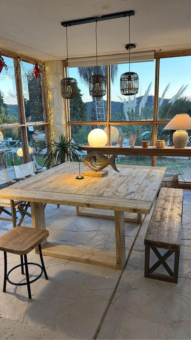 Mesa familiar artesanal de madera reciclada