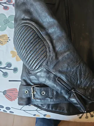 Cazadora de cuero gruesa negra